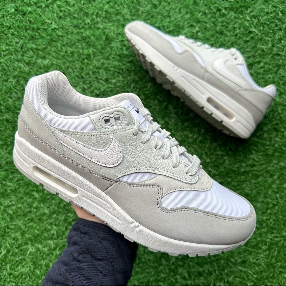 Nike Women's Sneakers in White and Light Gray